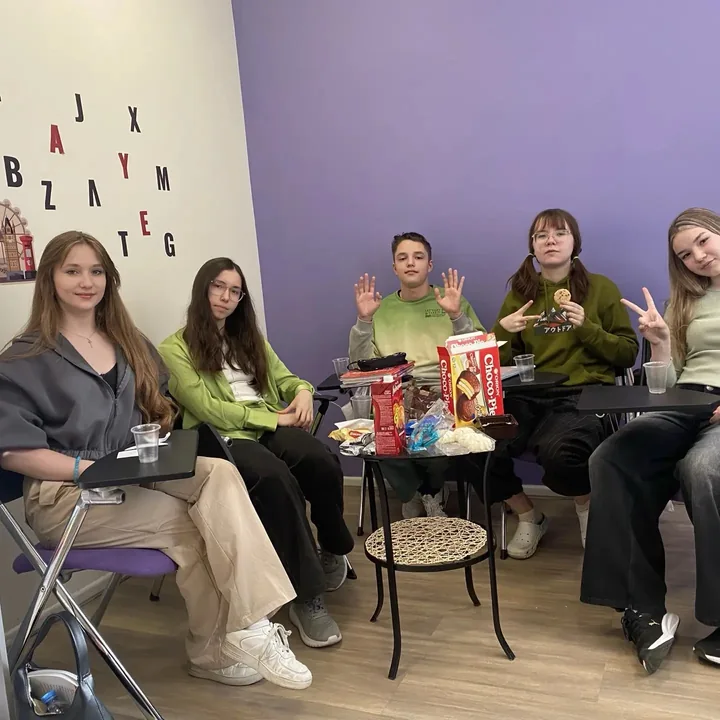 Группа старших учеников в классе